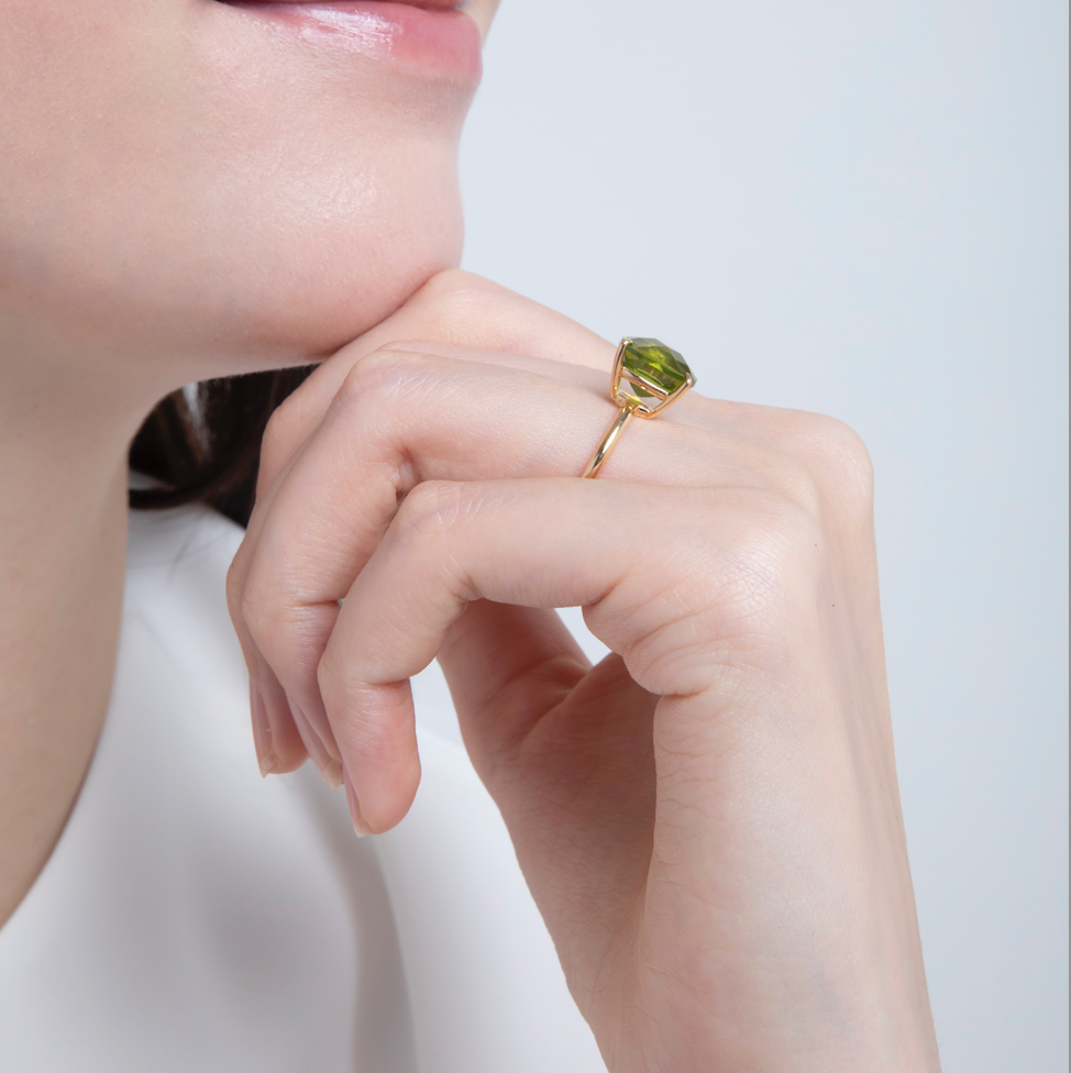 Square Eleganceぺリドット18Kリング – MARIE de B Square Eleganceぺリドット18Kリング – MARIE de B